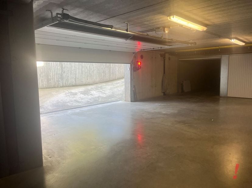 Garage fermé et bien entretenu, équipé d'une prise électrique et d'un éclairage.<br />
Accès par une porte de garage centrale. <br />
Le garage est