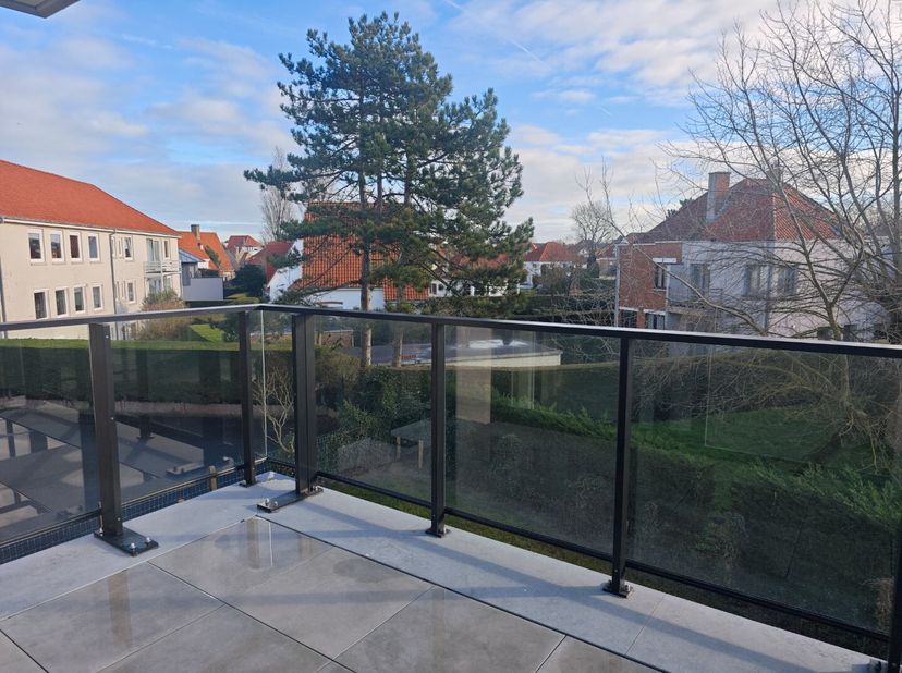 Residentie Les Moineaux is een nieuwbouwproject centraal gelegen tussen de Zeedijk en de winkelstraat van Koksijde-Bad. De moderne uitstraling van het
