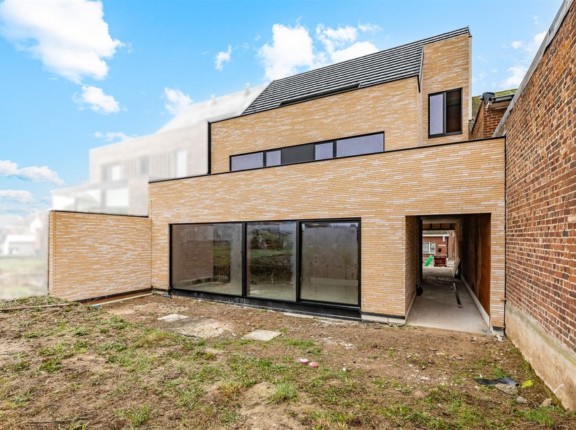Op zoek naar een woning waar architecturale kwaliteit en wooncomfort samenkomen? Deze high-end nieuwbouwwoning combineert een strak, modern design met
