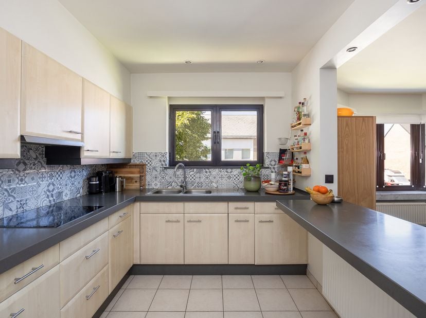 Locatie:<br />
Dit aangename appartement is gunstig gelegen aan de Reetsesteenweg 123 in Aartselaar. Het bevindt zich op de eerste verdieping van een