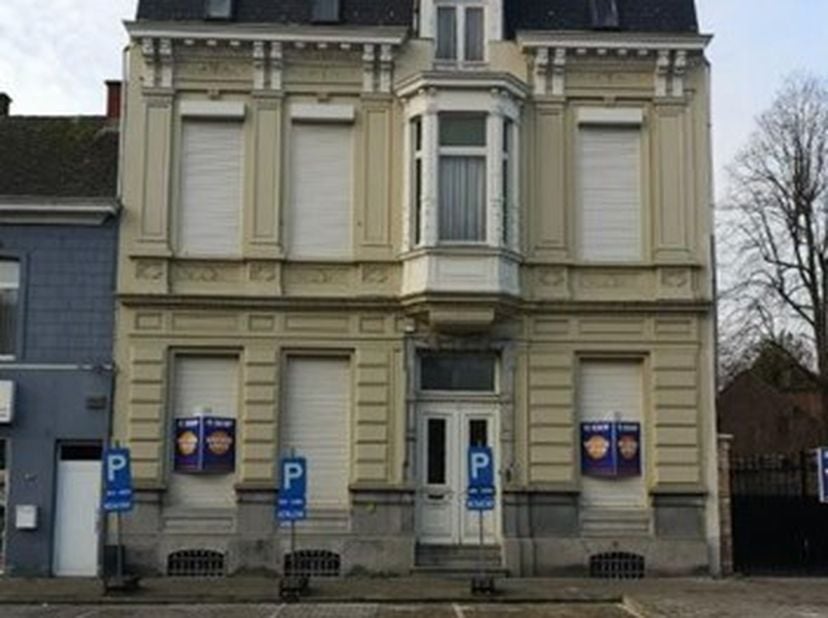 RUIM EN CENTRAAL GELEGEN HERENHUIS<br />
<br />
Ruim herenhuis uit de periode 1900-1918.<br />
<br />
Indeling: <br />
Grote kelder.<br />
Gelijkvloer