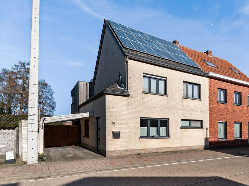 Zeer verzorgde, ruime woning met 5 slaapkamers op ca 325 m2 grond.  Zeer energiezuinig - Label A !<br />
Op loopafstand van het centrum, scholen en o