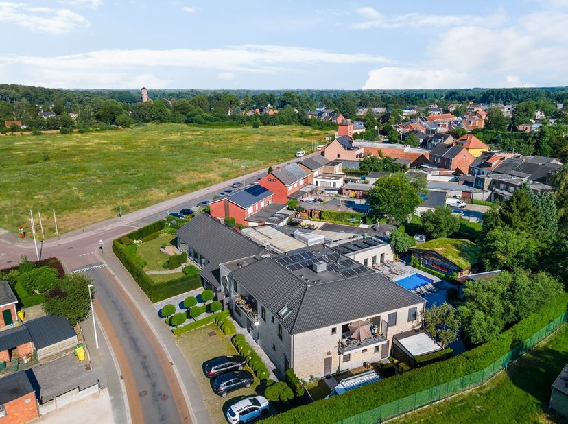 Ontdek deze handelszaak met woonst. Momenteel wordt het uitgebaat als een restaurant met wellnessfaciliteiten, maar het biedt mogelijkheden voor diver
