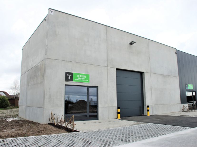 Loods met een oppervlakte van 357,88m² en een vrije hoogte van 6,44m!<br />
De standaarduitrusting is top zo zijn daar onder andere:<br />
- buitenver