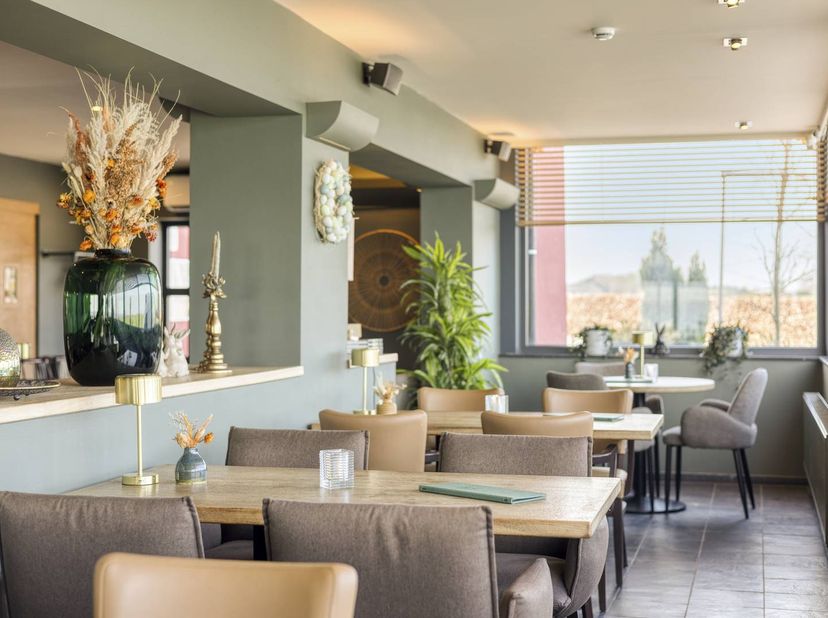 In het prachtige landschap van Teuven, vlakbij het bekende Drielandenpunt, bevindt zich dit schitterende en volledig instapklare restaurant met bovenl