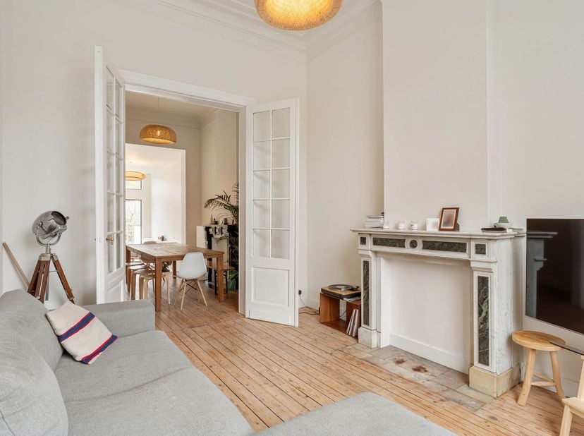 Deze klassieke woning werd in 2022 grondig gerenoveerd met behoud van de authentieke elementen en tegelijkertijd gemoderniseerd naar een hedendaags co