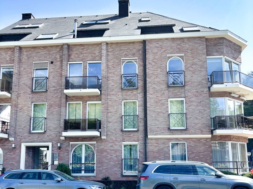Glv: grote woonkamer,  1 slaapkamertje, 1 badkamer met douche, wastafel, wc en boiler.<br />
1 semi-ingerichte keuken (elektrische oven, elektrische k