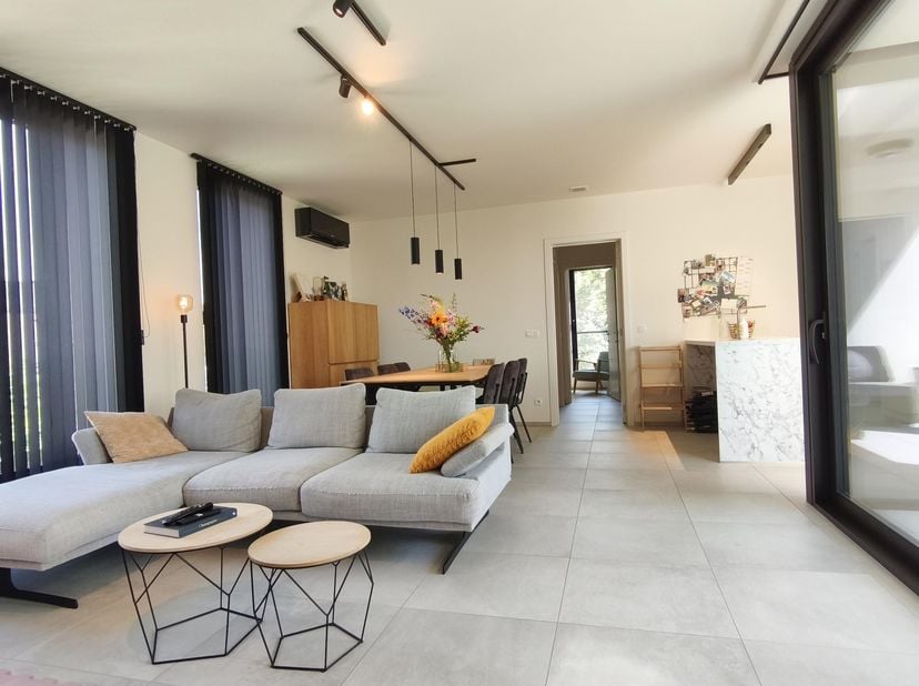 Lichtrijk BEN-appartement met 2 slaapkamers, terras en ondergrondse parking in Rapertingen<br />
<br />
Bent u op zoek naar een energiezuinig, instapk