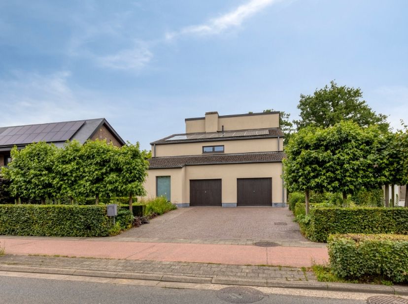 Zeer ruime en goed onderhouden gezinswoning met mooie tuin op een perceel van 714 m². Indeling als volgt; inkomhal met gastentoilet. Aangename leefrui