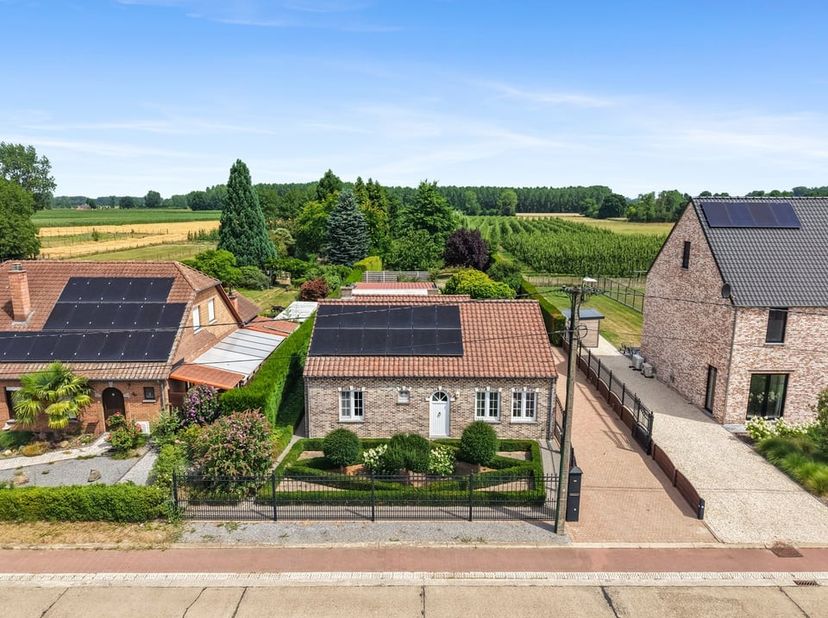 Omringd door velden en landbouwgronden vinden we langs de Verdaelstraat ter hoogte van nummer 15 deze charmante open bebouwing terug met tal van mogel