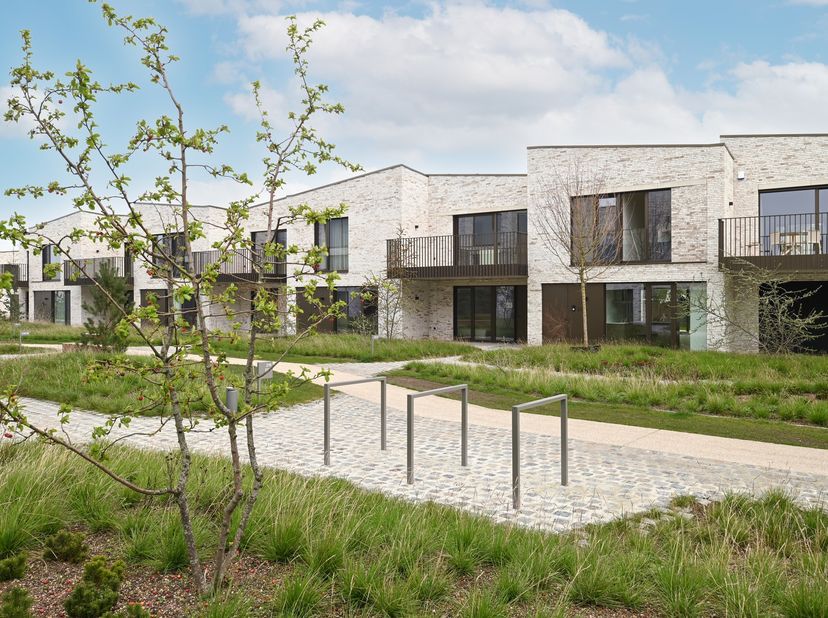 Deze recent opgeleverde nieuwbouwwoning, gelegen in een groene en autoluwe omgeving langs de Kalvekeetdijk, combineert hedendaagse architectuur met ee