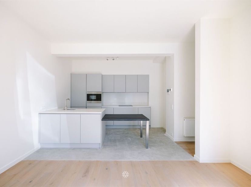 OUDENAARDE - Bent u op zoek naar een gelijkvloers appartement met 2 slaapkamers en garagebox? <br />
Dan is dit zeker iets voor u! <br />
De belangrij