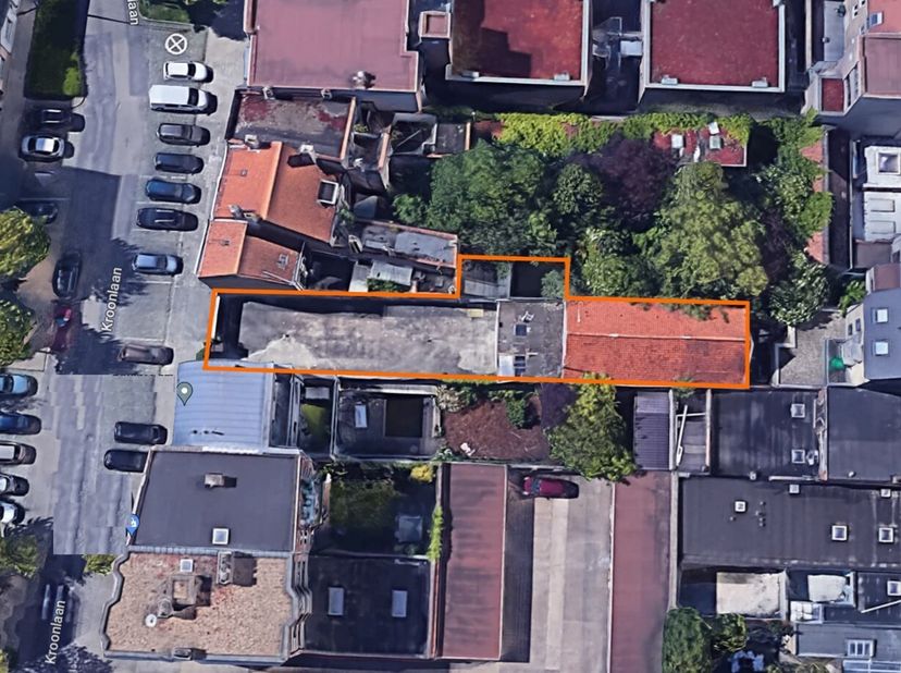 Zuidwest georiënteerd perceel bouwgrond van 422 m². Perceelbreedte van +/- 7,35m op een perceeldiepte van 50m. Bijgevolg kan de nieuwbouwwoning beschi