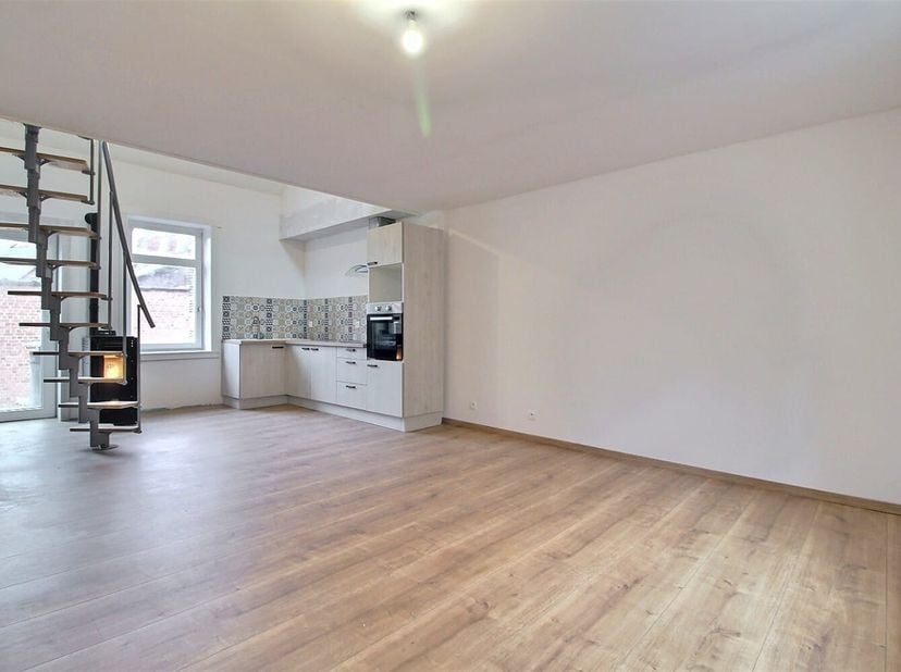 Immeuble de rapport idéalement situé dans le secteur de Mouscron.<br />
L' immeuble se compose de deux appartements distincts déjà loués.<br />
Au r