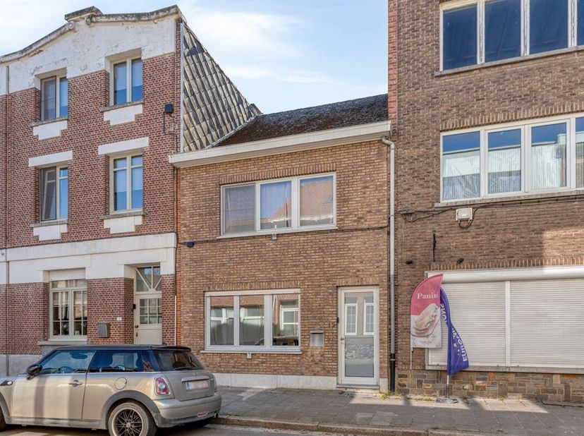 Charmante rijwoning met 2 slaapkamers en buitenruimte in Rumst<br />
Op zoek naar een betaalbare woning met potentieel in een rustige omgeving? Deze g