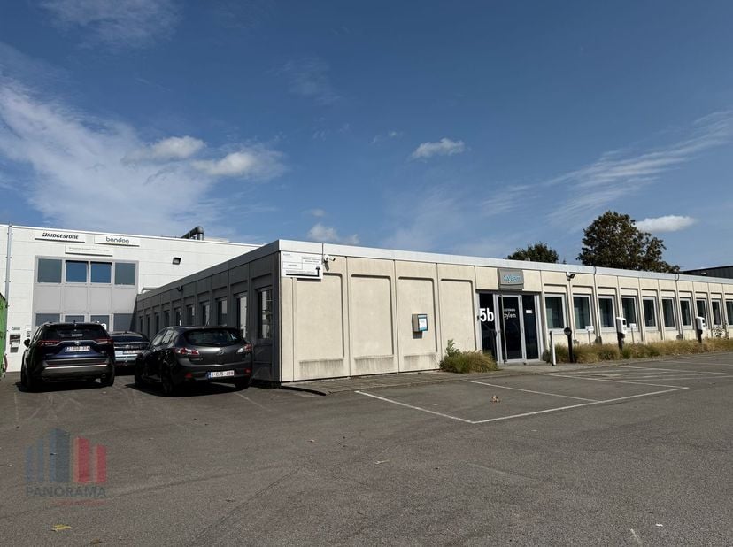 Magazijnruimte met een oppervlakte van 795 m² en een kantoorruimte van 398 m² op een&amp;nbsp;perceel van 1.784 m² ,&amp;nbsp;te koop.<br />
Uitstekend gelege