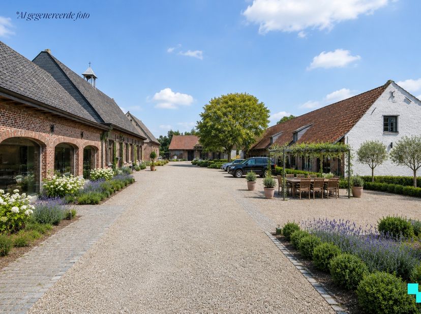 Op een ruim perceel van ca. 2,3 hectare bevindt zich deze veelzijdige hoeve met tal van mogelijkheden. Dit eigendom combineert de charme van een lande