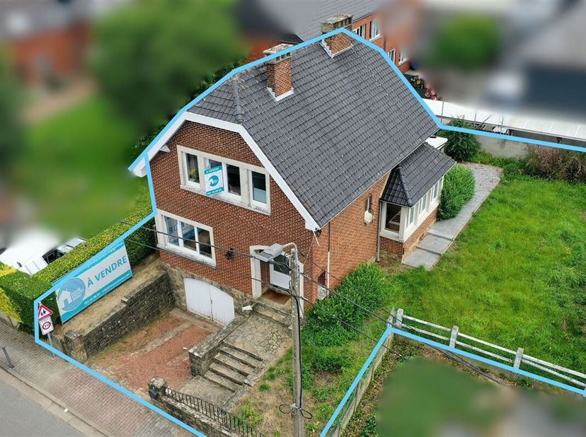 Home Expert Immo a le plaisir de vous présenter cette agréable maison située à Meux, au coeur du village, développant une superficie denviron 175m² to