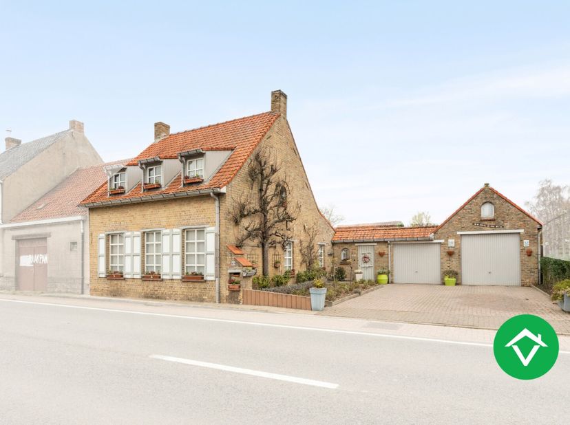 Deze charmante woning combineert een aangename woonbeleving met een uitgesproken mediterrane sfeer. Het geheel bevindt zich op een perceel van 507 m²