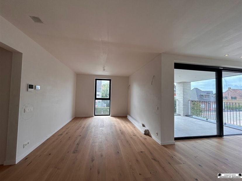 Luxueus nieuwbouw appartement met 2 slaapkamers<br />
Dit nieuw gelijkvloers appartement bevindt zich in het centrum van Gooreind, waarbij winkels, ba