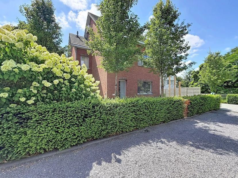 Deze woning is gelegen te Mol-Gompel. Een rustig gehucht in Mol dichtbij het centrum en op wandelafstand van natuurgebied Molderbroek.<br />
Pas bij b