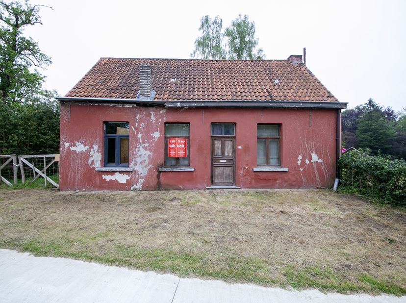 TE RENOVEREN WOONHUIS IN GROENE OMGEVING -<br />
Te renoveren woonhuis in een groene omgeving, met grond en aanhorigheden, gekadastreerd volgens recen