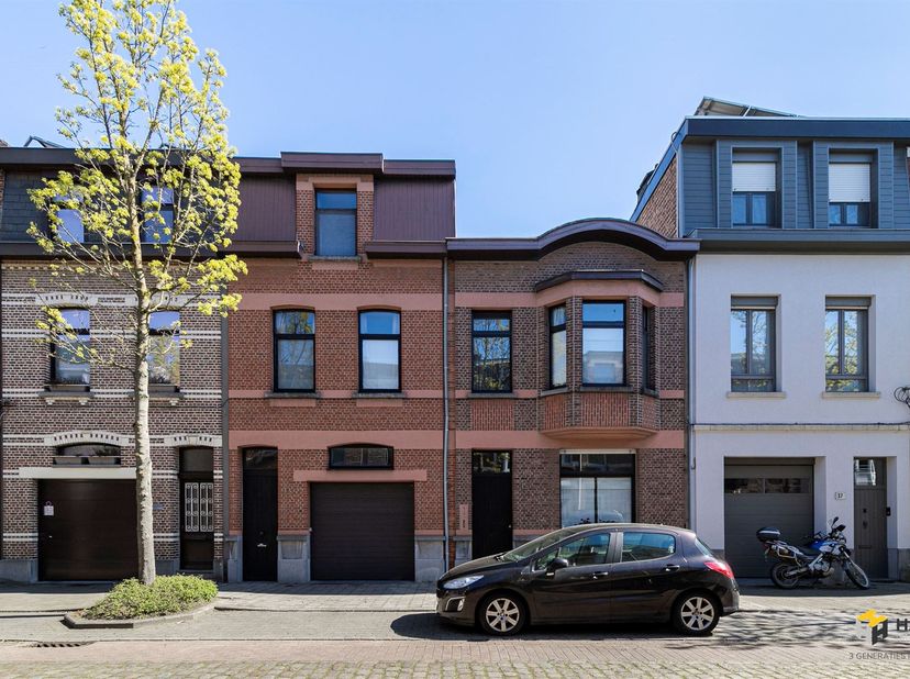 Maison spacieuse (380 m²) avec 5 chambres et 2 salles de bains à Mortsel.<br />
Dans une rue calme à sens unique, près du centre de Mortsel, vous tro