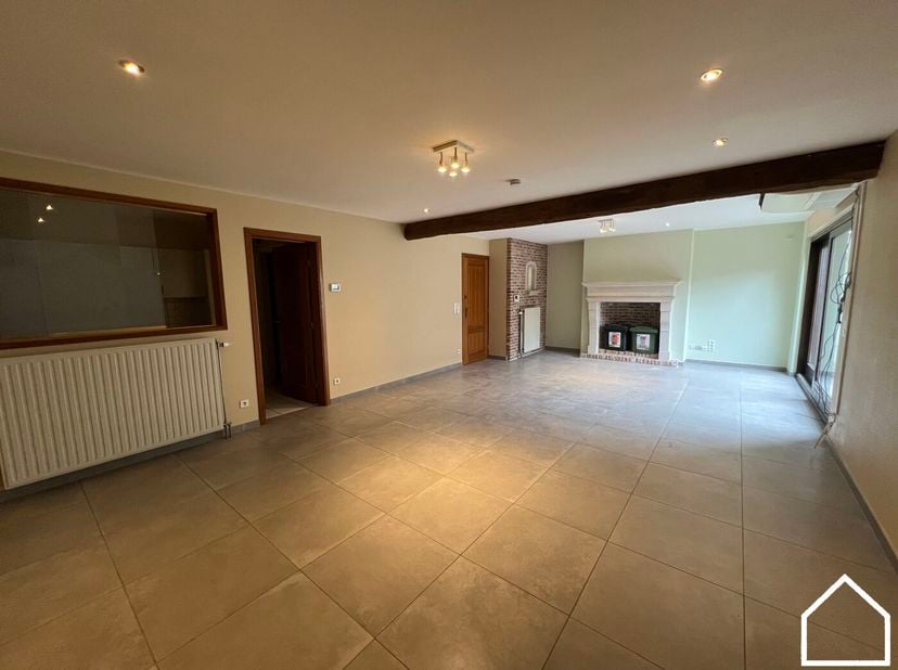 Bij het betreden van het appartement komt u terecht in de inkomhal, waar zich meteen een apart toilet bevindt. Van hieruit heeft u toegang tot de leef
