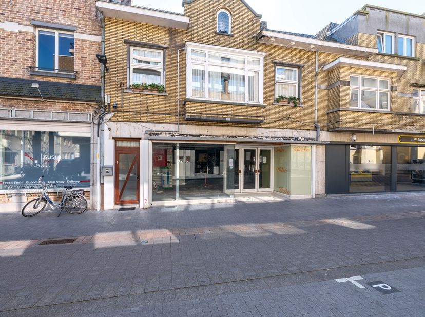 Ideaal gelegen handelspand van 667m² gelegen op een toplocatie in het bruisende centrum van Bree.<br />
Bree geniet een prachtig historisch stadscentr