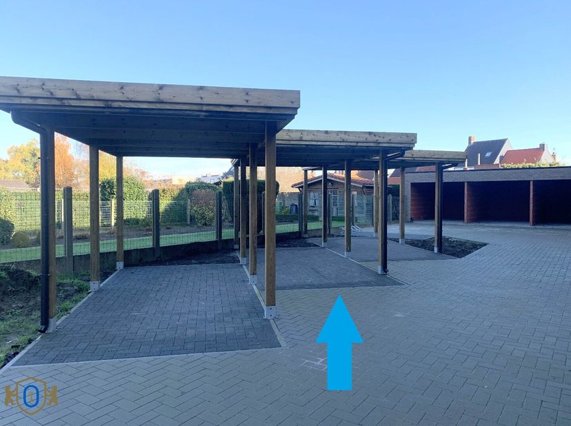Gelegen in de kleinschalige Residentie "Mon Rêve". Vlot binnen en buiten het centrum terug.<br />
Overdekte staanplaats type carport.