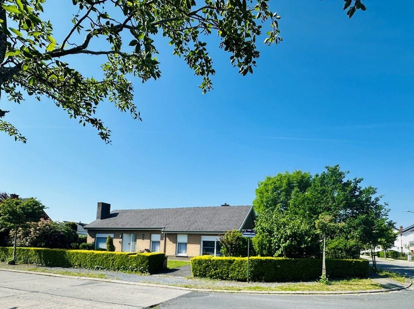 CHARMANTE BUNGALOW in een residentiële wijk<br />
voor wie op zoek is naar een alleenstaande woning met zongerichte tuin nabij het centrum van Waregem
