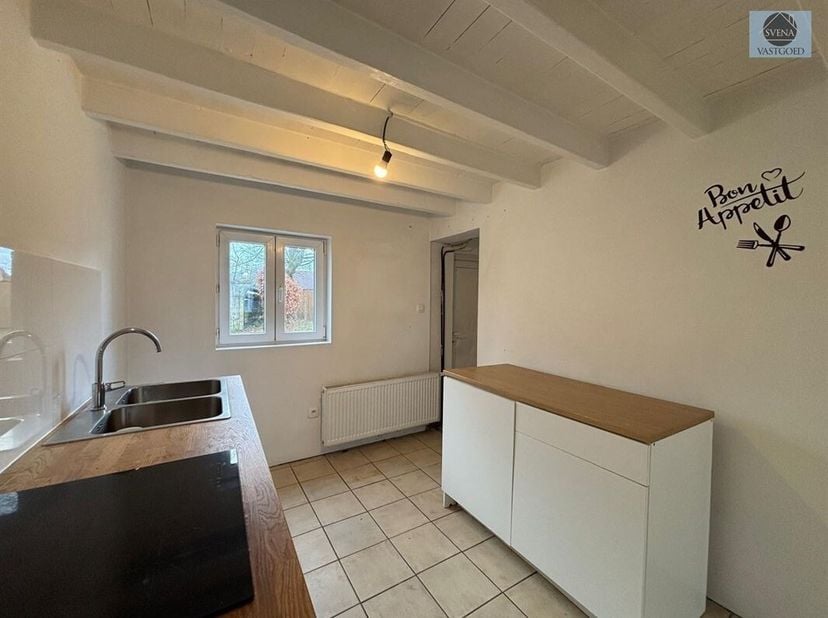 RUSTIEKE WONING MET 3 KAMERS TE EVERBEEK<br />
Vraagprijs : 169.000 euro<br />
Deze op te frissen woning is gelegen in het landelijke Everbeek, nabij