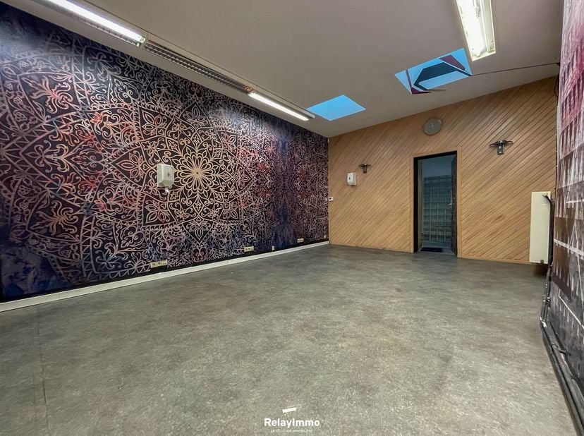 Surface commerciale de ±100 m² idéalement située à proximité immédiate de la Place Saint-Pierre<br />
<br />
Possibilité de division en deux unités