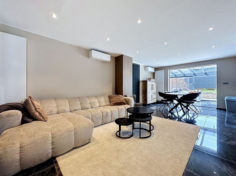 Prix: 1.350 euros/ mois, deux mois de caution. <br />
Villa 4 façades avec 3 chambres comprenant : <br />
Rez: Hall d'entrée, salon, salle à manger, c