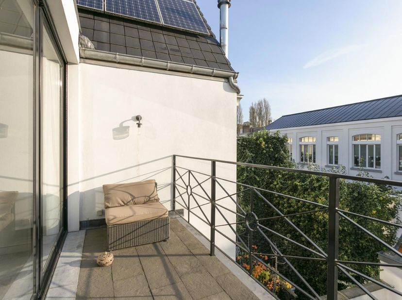 Bezoekaanvragen worden per mail behandeld.<br />
Achter de imposante gevel van deze 16de-eeuws geklasseerd gebouw, ontdek je dit trendy appartement me