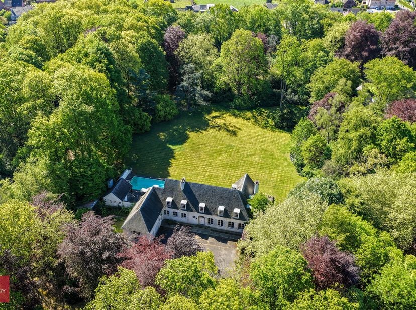 Karaktervolle villa op een uitzonderlijk perceel van 27.096 m² met zuidoriëntatie, waar privacy centraal staat. De woning is bereikbaar via een oprijl