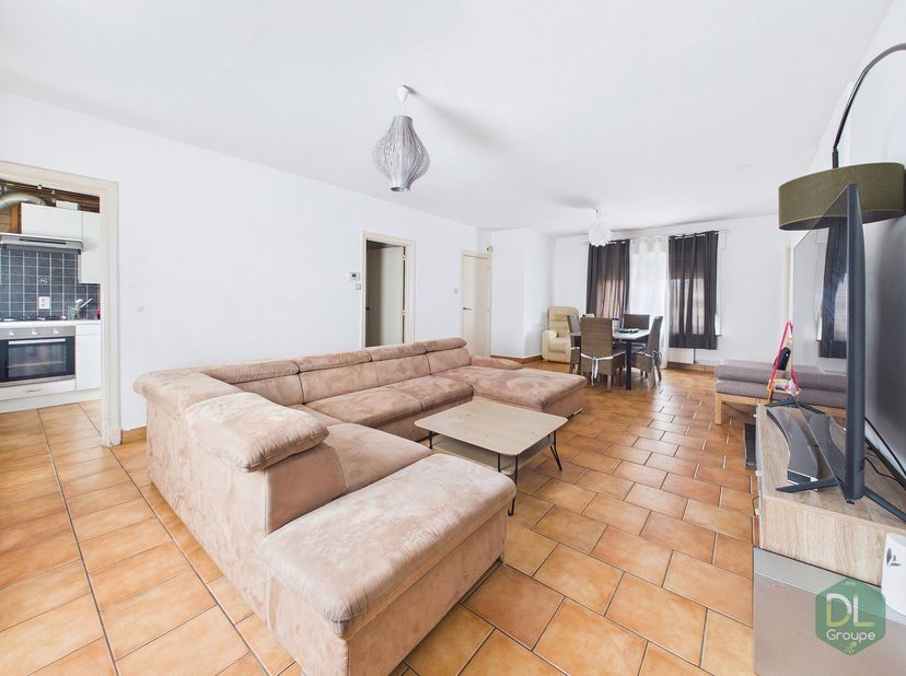 Découvrez cette appartement situé au dernier étage d’une petite résidence en plein centre-ville idéalement située entre la Grand-Place de Mouscron et