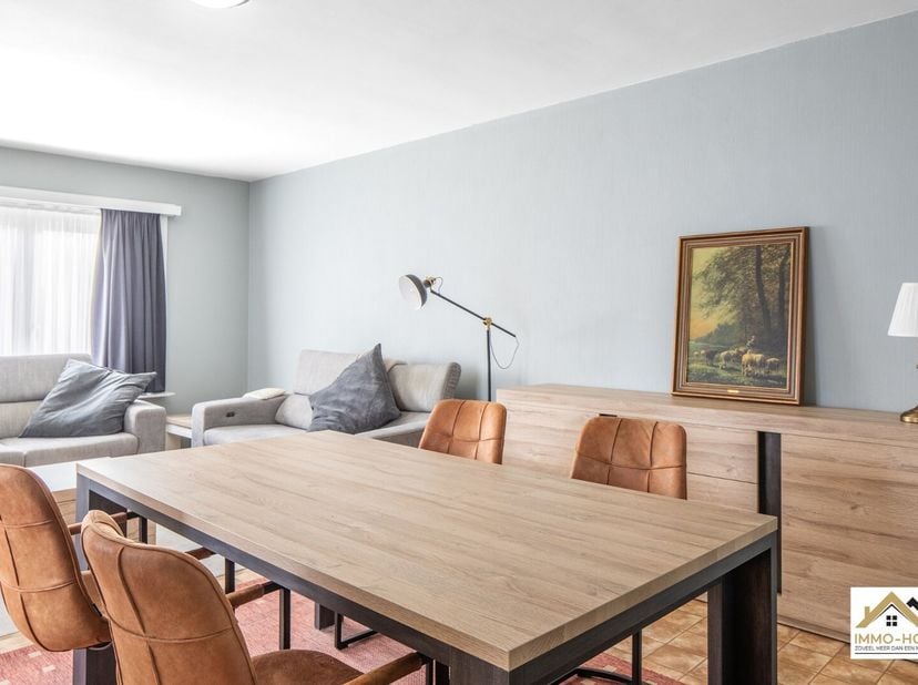 Het karaktervolle gebouw, met een doorgang onder het pand naar de 7 garages, herbergt drie wooneenheden.Op de 1ste verdieping(101 m2) bevindt zich dit