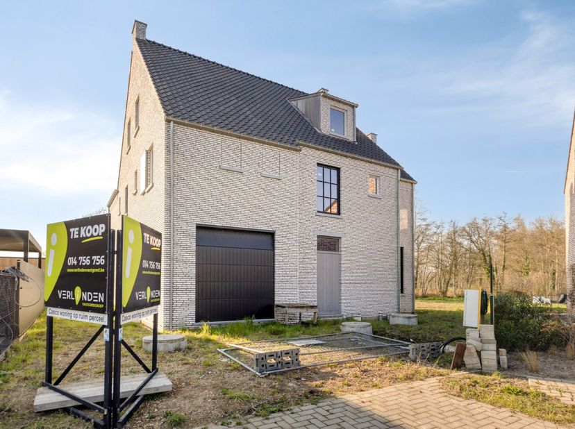 VERKOOP ONDER REGISTRATIERECHTEN !<br />
Deze karaktervolle casco-woning met een bruto bewoonbare oppervlakte van 336,21 m² (gelijkvloers, verdieping
