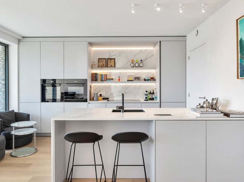 Dit modern afgewerkte appartement, gebouwd in 2023 en gelegen op de eerste verdieping aan de Lombardsijdelaan 207 in Middelkerke. Via de inkomhal komt