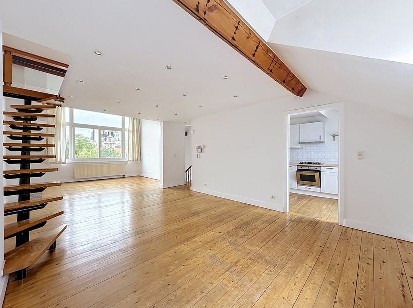 QUARTIER CHATELAIN – Idéalement situé lumineux duplex penthouse au 2ème étage ( sans ascenseur) d’une belle maison de Maître, offrant une superficie d