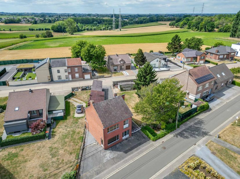 Op een mooie locatie aan Amelsdorp in Bilzen vinden we dit perceel van maar liefst 856 m², momenteel bebouwd met bestaande constructies die af te brek