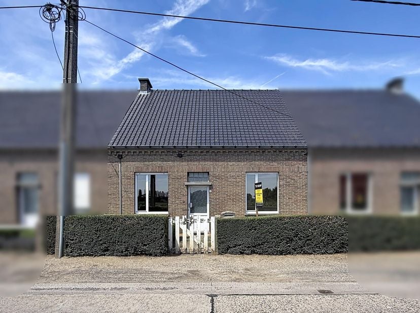 LOT 2: LOGEMENT À DÉNICHER -<br />
La maison avec jardin se trouve dans un environnement calme à proximité de champs. AGENCEMENT : rez-de-chaussée : u