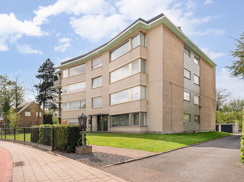 Instapklaar appartement te koop in Marke<br />
Je betreedt het appartement via de ruime inkomhal met gastentoilet en komt vervolgens in de lichtrijke