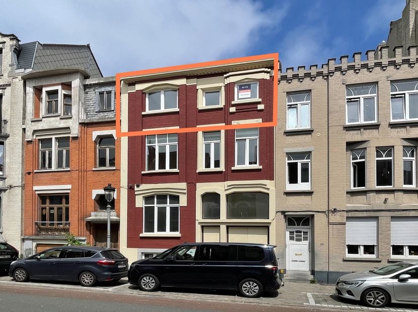 Voor meer informatie contacteer Daan Seys: 0491/06.97.30. Dit gerenoveerde duplex appartement (95m2) is gelegen te Oostende op een uiterst gunstige lo
