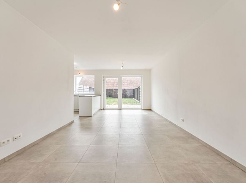 Woning met 2 slaapkamers in Bissegem te huur!<br />
We komen binnen langs de inkomhal voorzien van een gastentoilet. We gaan verder naar de leefruimte