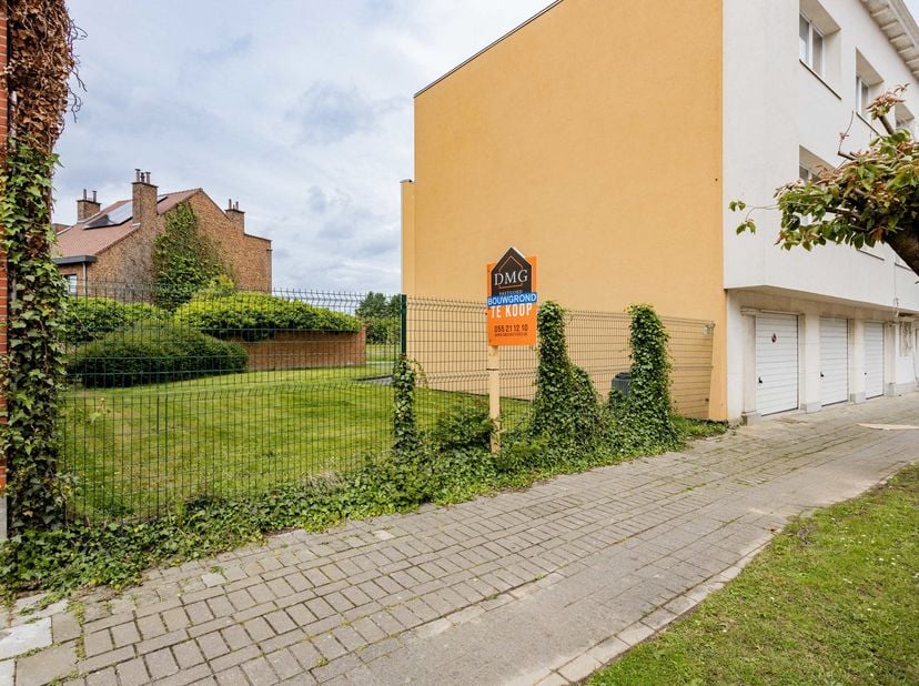 Deze goed gelegen bouwgrond bevindt zich in een aangename en rustige locatie, met een vlotte bereikbaarheid en in de nabijheid van belangrijke voorzie