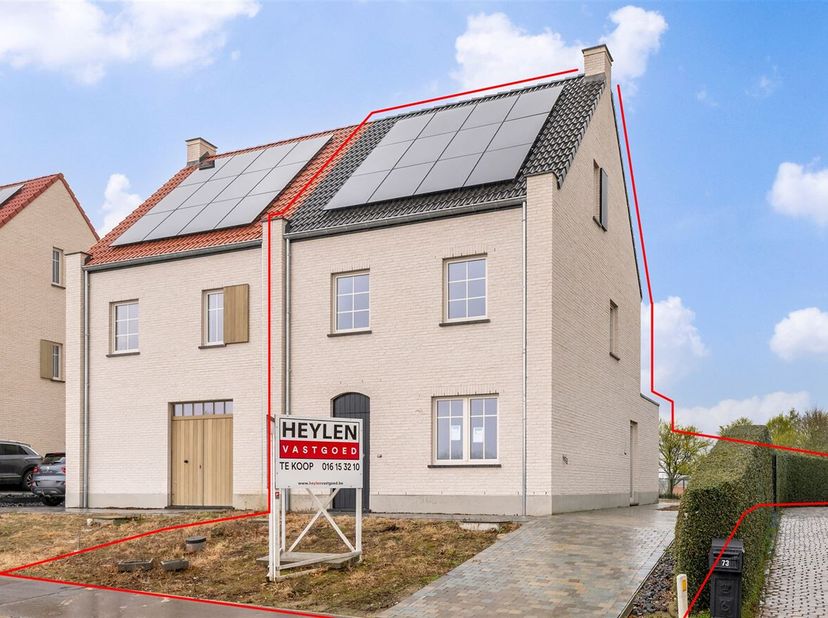 Lichtrijke nieuwbouwwoning met 4 slaapkamers, bureau en westgerichte tuin<br />
Deze recente nieuwbouwwoning combineert ruimte, comfort en energiezuin