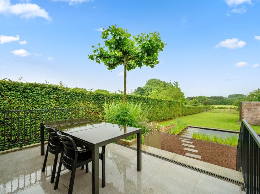 Op zoek naar een instapklare, energiezuinige woning met een unieke uitstraling? Deze moderne open bebouwing uit 2010, gelegen in het rustige Eliksem (