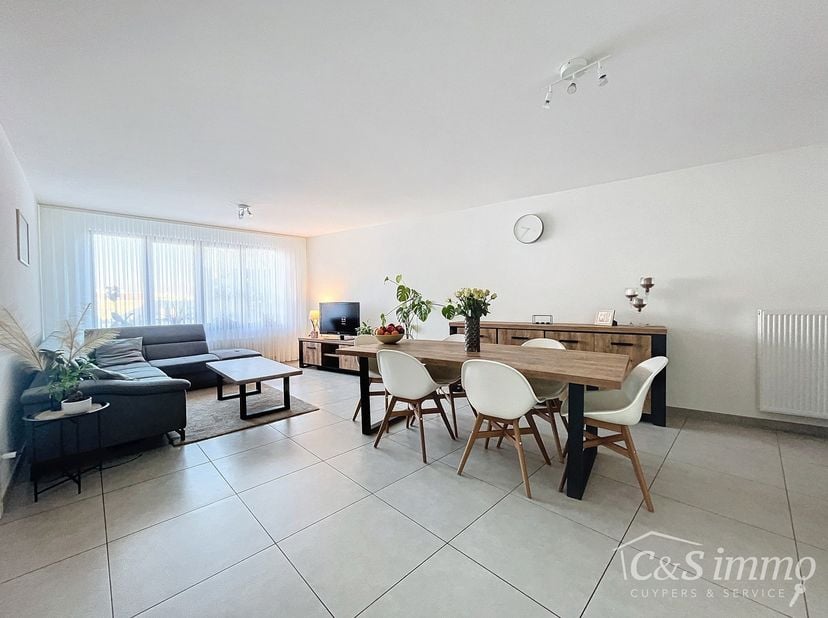 Cet appartement spacieux et bien entretenu de trois chambres est situé dans une rue calme et pratique. À l'entrée, vous êtes accueilli par un hall spa